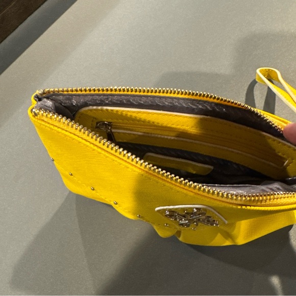 SIMPLY VERA Vera Wang Wristlet Yellow Tucker Clutch - Picture 3 of 4